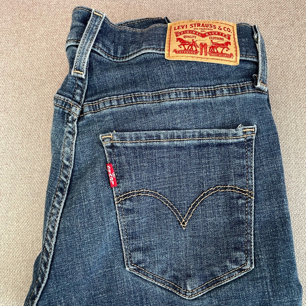 Levi’s Shaping Straight - Picture 2 of 3